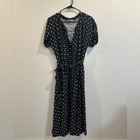 LOFT Dresses & Skirts - LOFT Black and White Geometric Long Sleeve Dress